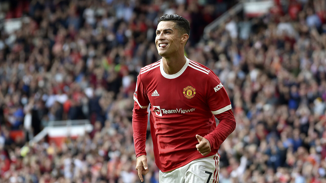Cristiano Ronaldo Switches to Manchester United